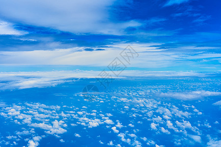 蓬松的白云景观在深蓝的天空上 从高空飞机上看地平线场景空气气氛蓝色天线阳光航班天际天堂图片