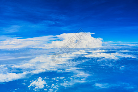 蓬松的白云景观在深蓝的天空上 从高空飞机上看假期晴天自由航班旅行阳光天堂墙纸天气空气图片