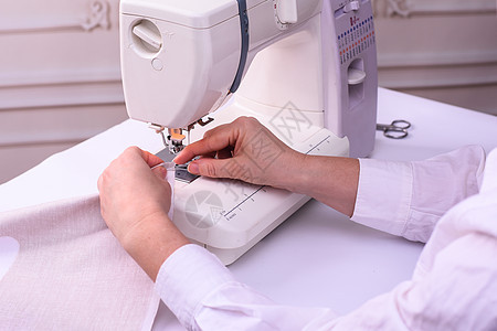 在缝纫机上生产床单图片