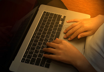 概念咖啡店的女孩手打笔记本电脑键盘 无线数据输入和技术网络人士商务女性互联网金融女士屏幕桌子办公室图片