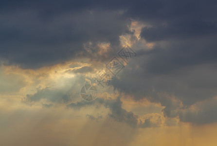 太阳的光芒穿过云层 闪耀着天空之夜 形成了一种有趣的光线图案剪影自由蓝色阴影阳光空气气氛生活天气戏剧性图片