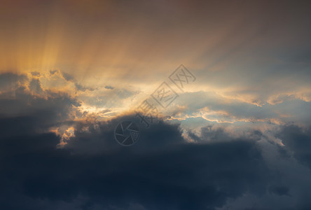 太阳的光芒穿过云层 闪耀着天空之夜 形成了一种有趣的光线图案气氛剪影云景天气日落气候自由天堂生活阴影图片