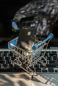 笔记本电脑键盘上迷你超市手推车中的信用卡技术营销送货数据金融市场网络广告职业零售图片