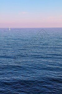 清静日落与粉红天空的海景地平线粉色波浪游艇水景蓝色日出风景涟漪场景图片