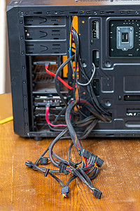 从打开的黑色 Pc 案子中找出的一系列计算机电线  有选择性焦点的闭合结构地面技术金属内脏困惑绳索桌子危机胆量图片