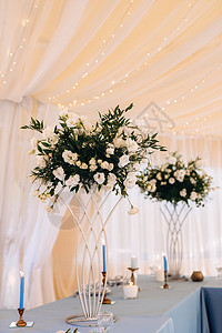 由天然花朵制成的优雅的婚礼装饰品庆典桌子蜡烛花园作品风格接待假期木头白色图片