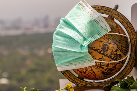 地球仪戴着一次性医用口罩 防止电晕病毒covid19传播的概念民众感染治疗安全危险疾病宏观预防地球病原图片