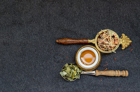 美味的泰国草药茶 还有干柠檬草草和煎饼加蜂蜜放在勺子上图片