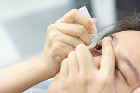 妇女使用眼滴 人工眼泪滴管医院刺激治疗诊所润滑剂眼球眼睛医疗医师图片