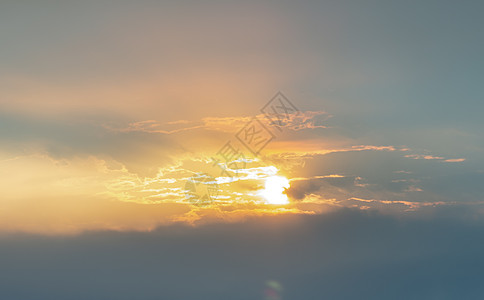 美丽的日落天空在云层上方 闪耀着光芒云景地面气氛天线戏剧性生活太阳阳光天空天堂图片