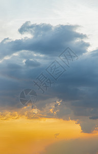 阴云的美丽的天空 阳光照耀着太阳云景天气场景生活阴影艺术日落气氛天堂空气图片