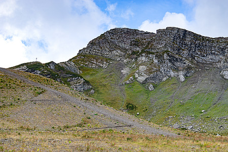 在克拉斯那亚波拉纳 山地风景与岩石坡和有线汽车建筑运输山腰鸟瞰图索道景观公寓有轨电车玫瑰花运动图片