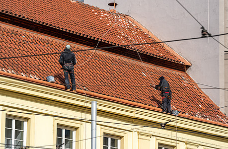 修补城镇房屋的屋顶 在高处工作图片