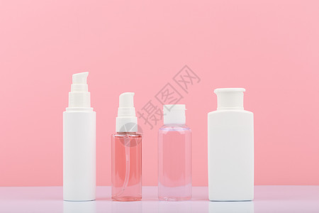 用于皮肤清洁 脱皮和湿润的一套化妆品制品 粉红背景的化衣瓶图片