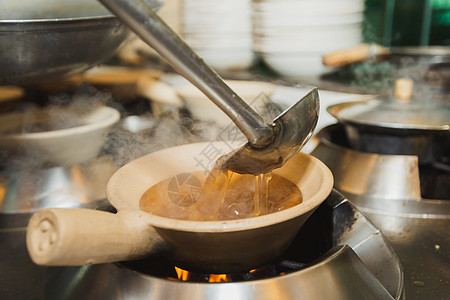 沸腾鲨鱼的鳍汤烹饪奢华营养盘子美食平底锅厨房机器垃圾油炸图片