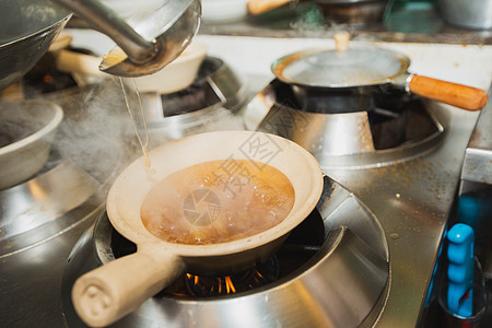 沸腾鲨鱼的鳍汤餐饮营养机器运动美食盘子火焰厨师奢华食物图片