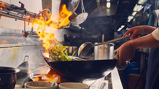 厨师做炒饭餐厅蔬菜沸腾火炉食物烧伤机器火焰垃圾运动图片