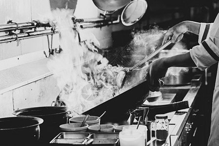 爆炸火焰厨师炒饭忙着煮饭餐厅油炸机器火焰火炉搅拌调子烧伤平底锅蔬菜背景