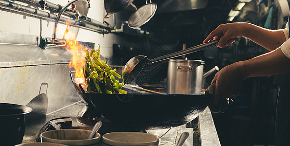 厨师在厨房忙着煮饭机器餐厅餐具运动餐饮烧伤食物炒锅火焰火炉图片
