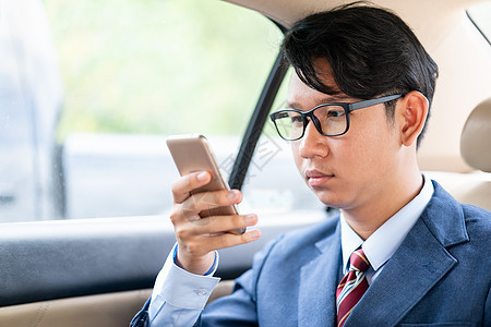 商务人士在汽车里电话上说话运输商业奢华成人眼镜机动性技术座位车辆经理图片