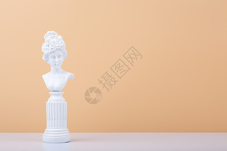 白桌上的白色石膏雕像 与有复制空间的蜜蜂背景对比图片