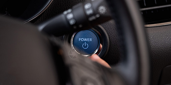 女人按下发动机启动按钮点火开关蓝色控制圆圈奢华车辆活力汽车引擎技术手指图片