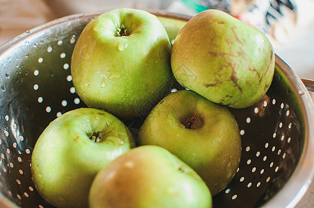 秋天在木制桌子上的金属碗里的绿色新鲜苹果 祖母花园的有机果实 有选择性地集中图片