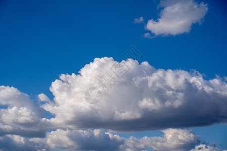 美丽的蓝色天空 白云飞翔图片