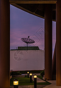 蓝天背景下的黑色卫星碟形天线接收器技术商业天空海浪建筑蓝色数据通讯电缆电视图片