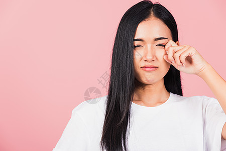 女人心情不好 哭着用手指擦眼泪情感挫折女性女孩头发女士震惊愤怒鬼脸损失图片