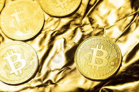 金色背景上的金色比特币硬币 在加密货币交易所交易 加密货币股票市场概念 虚拟货币概念 采矿或区块链技术 经营理念贸易交换互联网经图片