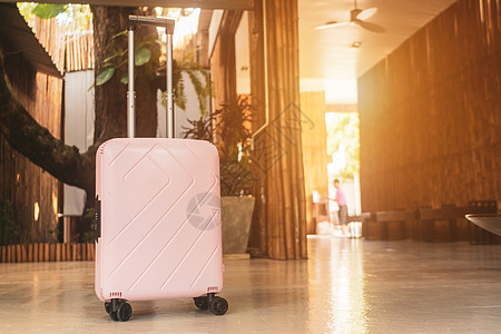在机场等候区的旅行行李 旅行自由的标志 乘客女孩航班商务飞机航空公司旅游人士工作手提箱商业图片