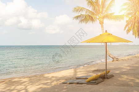 在热带夏季沙滩背景下 使用薄膜和椅子天堂旅游海岸海滩闲暇棕榈支撑海岸线阳光旅行图片