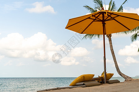 在热带夏季沙滩背景下 使用薄膜和椅子支撑海景蓝色闲暇躺椅假期晴天海岸线海洋横幅图片