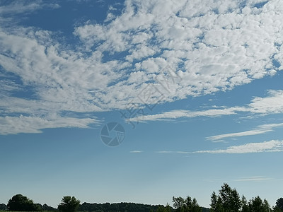 夏季风景 蓝色天空和白云白色空气水平背景晴天环境太阳地平线图片