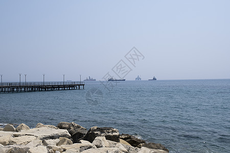 海滩上的岩石和石块 充斥着海水喷雾和波浪 注 海浪晴天海景旅游海岸冲浪热带棕榈海洋蓝色海岸线图片