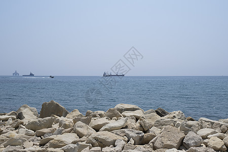 海滩上的岩石和石块 充斥着海水喷雾和波浪 注 海浪海岸线晴天天线太阳海岸天空旅行海景热带石头图片