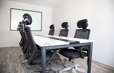 带有家具的白办公室内会议城市职场木板会议室玻璃桌子公司日光商业图片