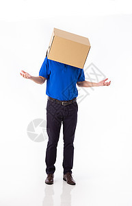 穿着蓝色T恤衫的男子头上戴纸板盒 用双手做手势害羞衣冠身份男性耻辱白色男人情感隐藏纸板图片