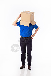 穿着蓝色T恤衫的男子头上戴纸板盒 用双手做手势耻辱隐藏害羞身份男人纸板男性衣冠白色情感图片