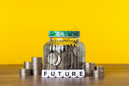 黄色背景玻璃瓶中的很多硬币 为未来概念储蓄教育预算银行业利润经济生长财富基金货币现金图片