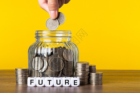 黄色背景玻璃瓶中的很多硬币 为未来概念储蓄成功生长收益投资利润玻璃金融生活教育货币图片