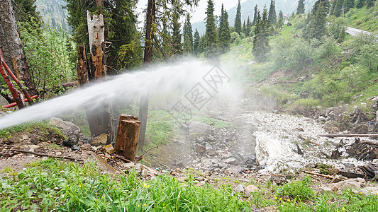 森林里的水压突然冒出来环境原油悬崖力量树木压力山脉运输生态管道图片