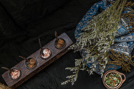 泰国草药植物和健康饮料概念杯子香味树叶草本植物框架乡村作品藏红花叶子玻璃图片