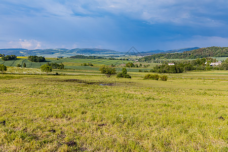 绿地和山的美丽景观蓝色小路环境农业国家农场季节旅行人行道草地图片