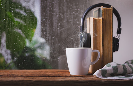 咖啡杯和雨滴桌子窗户天气玻璃木头咖啡早餐蒸汽生活咖啡店图片