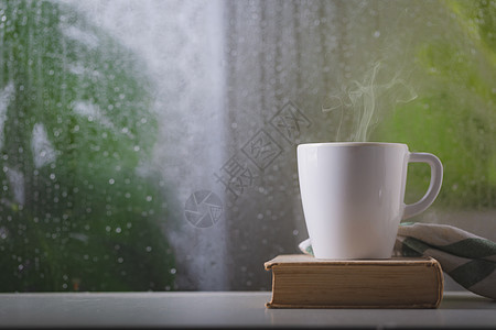 咖啡杯和雨滴咖啡食物蒸汽咖啡店杯子背景早餐饮料桌子天气图片