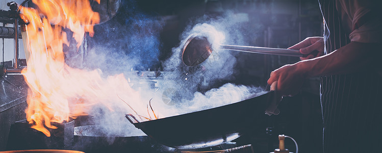 厨师在厨房忙着煮饭油炸职业餐具搅拌餐厅垃圾火炉调子运动平底锅图片