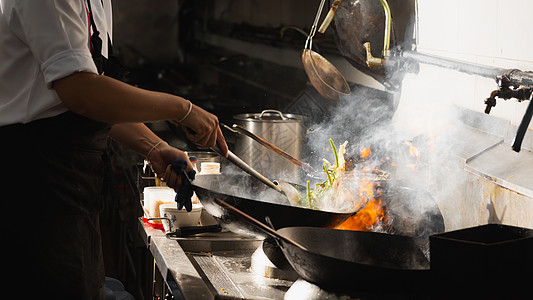 厨师炒饭忙着煮饭垃圾蔬菜餐厅火炉调子餐具平底锅运动食物餐饮图片