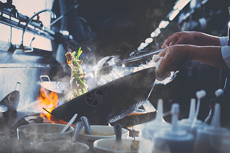 厨师在厨房忙着煮饭餐饮垃圾餐厅油炸搅拌烧伤火焰火炉调子机器图片